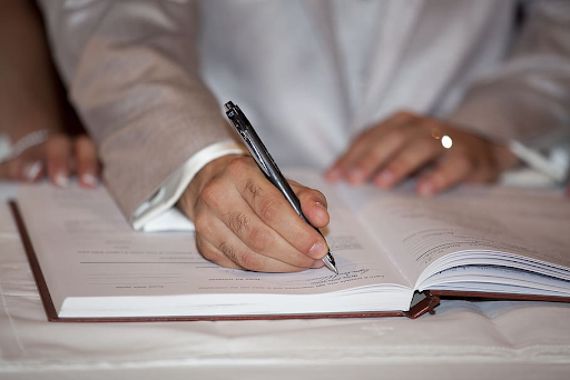 How Do Essay Writing Services Make Assignments Easy?